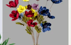Bunter Mix aus künstlichen Seidenmohnblumen in Rot Gelb Blau auf grauem Grund