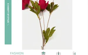 Detalle de pétalos de hibisco artificiales y hojas verdes para decoración de hogar