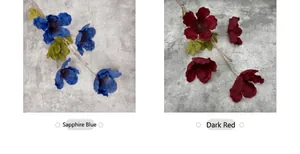 Detalle de flores de amapola artificiales en azul real y rojo oscuro para decoración