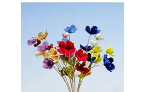 Detail von bunten künstlichen Hibiskus-Mohn-Seidenblumen mit realistischen Blütenblättern