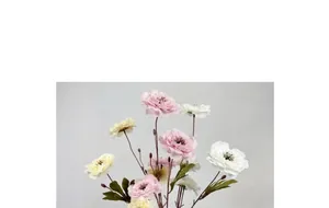 Primer plano de peonías artificiales de seda con pétalos en color rosa suave y crema