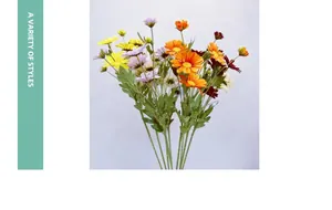 Detailansicht künstlicher Gänseblümchen in verschiedenen Farben wie Gelb, Lila und Orange