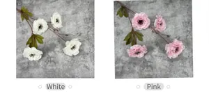 Vista detallada de peonías artificiales con pétalos multicapa en tonos blanco y rosa