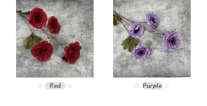 Detalle de flores de camelia y peonía artificiales en tonos rojos y morados