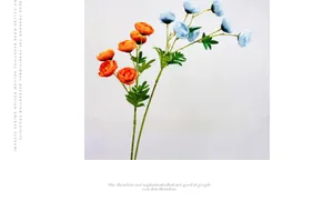 Detalle de ranúnculos artificiales naranja y azul claro con hojas verdes realistas