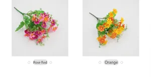 Dettaglio di bouquet di margherite finte in seta nei colori rosa, arancio e giallo