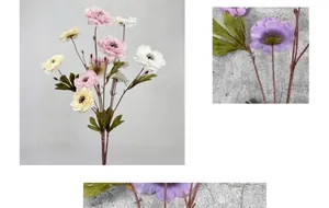 Vista de detalle de flores de camelia artificiales con pétalos rosas y hojas realistas