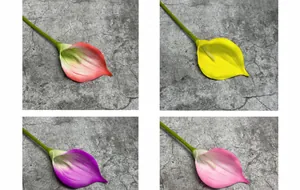Detail von lebensechten orangefarbenen und gelben PU-Callas mit realistischer Textur für Deko