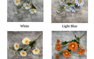 Detail von bunten künstlichen Gänseblümchen mit Blütenblättern und Blättern