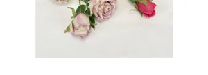 Détail de roses artificielles réalistes avec boutons rouge foncé et pétales en soie