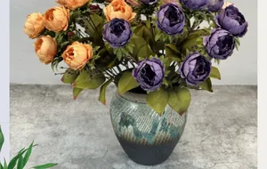 Bouquet de pivoines artificielles en vase céramique pour décor de mariage élégant