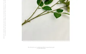 Vue détaillée d'une tige de rose artificielle avec épines réalistes et feuilles vertes