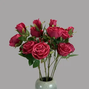 Roses Austin en soie dans un vase en céramique rose foncé pour décor de mariage
