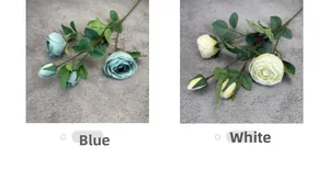 Détail de roses artificielles bleues et blanches de haute qualité avec pétales en soie