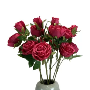 Bouquet de roses Austin artificielles avec fleurs en soie rouge et feuilles dans un vase