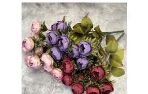 Détail d'un bouquet de pivoines et roses artificielles pour décoration de mariage