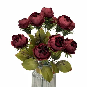 Bouquet de pivoines artificielles bordeaux dans un vase en verre rayé avec anneau doré