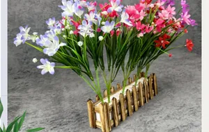 Künstliches Orchideen-Set im Holzzaun-Topf mit lila, rosa und roten Seidenblumen