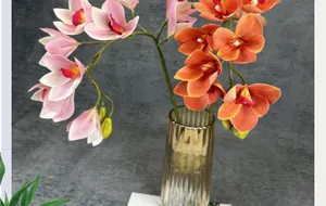 Detail von 3D-Druck Orchideen in einer geriffelten Glasvase für die Heimdekoration