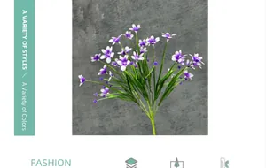 Detail von künstlicher 7-Gabel-Orchidee mit lila Blüten und grünen Kunststoffstielen