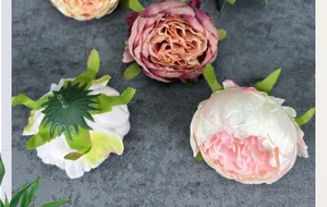 Detail van zijden pioenrooshoofden in roze en wit voor DIY bloemstukken en decor
