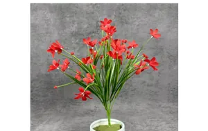 Detail einer dekorativen roten künstlichen Orchidee in einem weißen Keramiktopf
