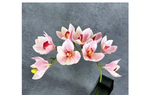 Detailaufnahme der 3D-gedruckten Cymbidium-Orchidee mit naturgetreuer Textur in Rosa