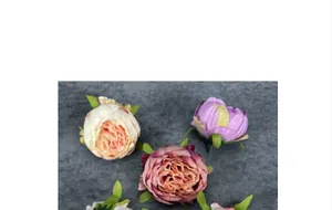 Detailansicht handgefertigter künstlicher Pfingstrosenblüten aus Seide in Creme und Lila
