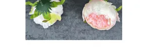 Detail van kunstmatige pioenrozen die bloembladen en groene kelkbladen laten zien