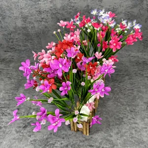 Künstliches Orchideen-Set im rustikalen Holzzaun-Topf mit bunten, lebendigen Seidenblumen