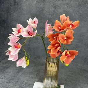 Naturgetreue 10-köpfige Orchideen in Pink und Orange in einer geriffelten Glasvase
