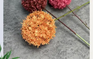 Detail van kleurrijke kunstmatige paardenbloemen op een grijze stoffen achtergrond