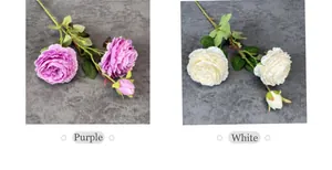Detailweergave van kunstmatige paarse en witte pioenen met levensechte bladeren