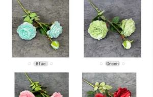 Detailopname van realistische zijden rozen in blauw, groen, roze en rood voor huisdecoratie