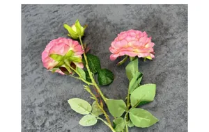 Detailopname van kunstmatige roze gradiënt pioenrozen met realistische bladeren en stelen