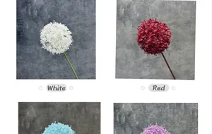 Grille détaillée de fleurs d'allium et pissenlits artificiels en blanc, rouge, bleu et mauve