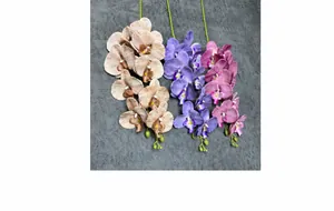 Dettaglio di orchidee in seta 3D in beige, viola e rosa cipria per decoro casa