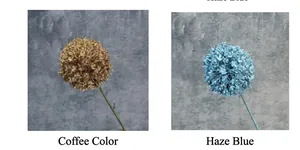 Vue détaillée d'oignons décoratifs artificiels en coloris café et bleu brumeux