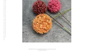 Bovenaanzicht van drie kleurrijke kunstmatige uienbloemen in oranje roze en donkerrood
