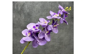 Detailaufnahme einer lila 3D-Druck Orchidee mit 9 Köpfen und naturgetreuen Seidenblättern