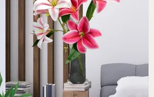 Gros plan détaillé de lys 3D réalistes dans un vase en verre gris pour décoration intérieure