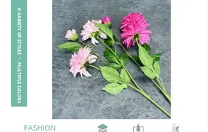 Detail van roze en magenta kunstmatige dahlia bloemen met groene bladeren