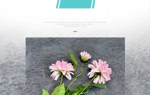 Detail van roze zijden dahlia boeket met drie realistische bloemhoofden en bladeren