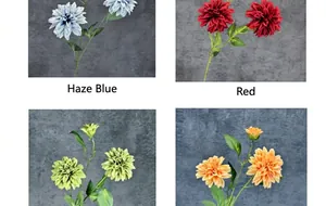 Detail van meerlagige kunstmatige dahlia bloemen in waasblauw en rood met groene bladeren
