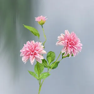 Roze kunst dahlia met drie koppen en groene bladeren voor bruiloft en huisdecoratie