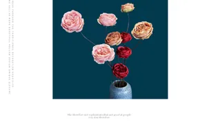 Composition détaillée de roses Austin en soie dans un vase en céramique moucheté de bleu