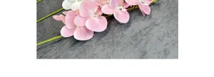 Gedetailleerde close-up van kunstmatige orchideeblaadjes met realistische textuur