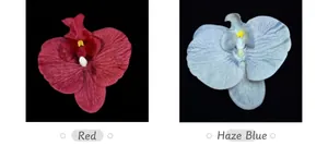 Detalle de cabezas de orquídeas artificiales rojas y azul niebla para manualidades de boda