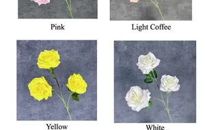Dettaglio di mazzi di rose artificiali in seta nei colori rosa, caffè, giallo e bianco