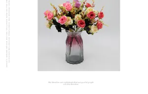 Détail du vase en verre violet dégradé avec bouquet de roses artificielles colorées